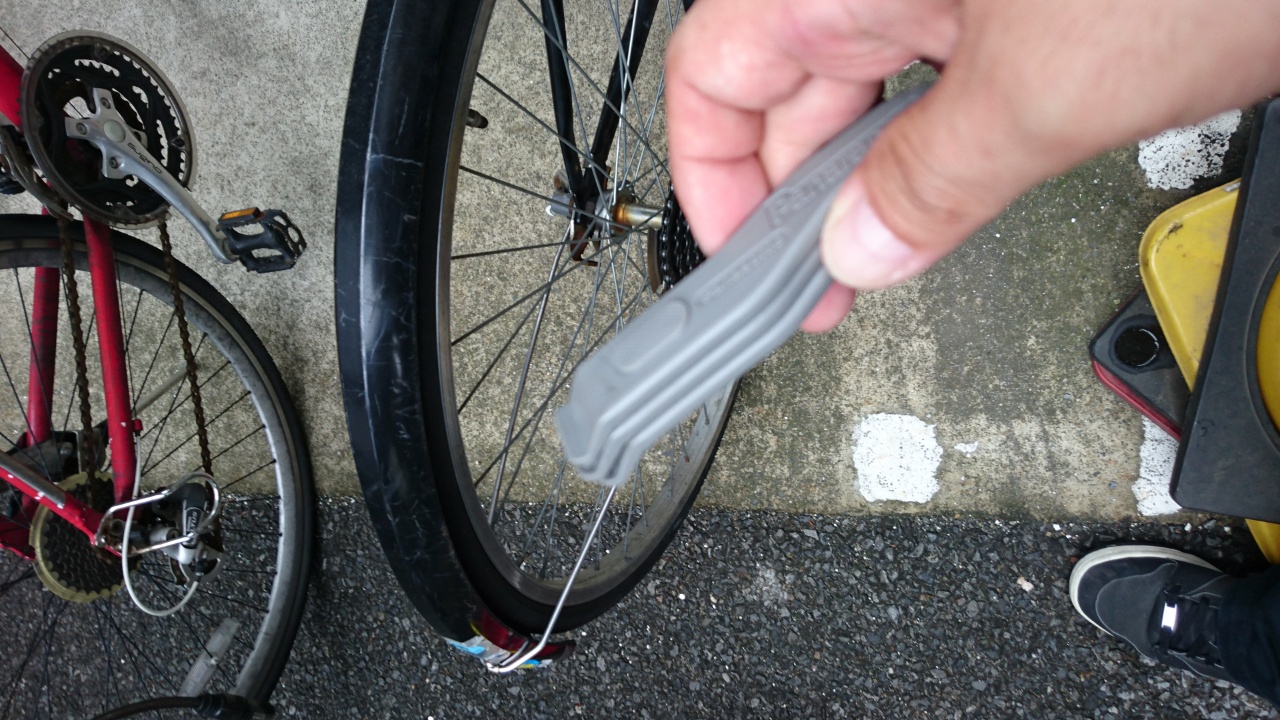 自転車 タイヤ パンク 修理 代