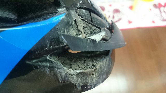 ヘルメット　破損